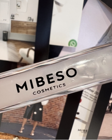 BRILLO VOLUMINIZADOR HIALURÓNICO · LABIOS MIBESO COSMETICS 2