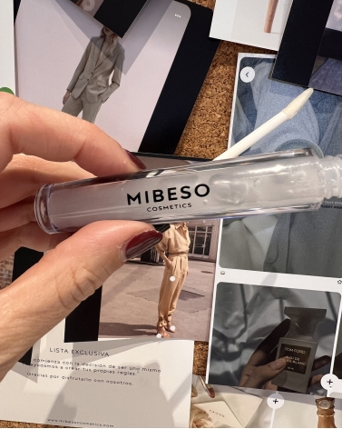 BRILLO VOLUMINIZADOR HIALURÓNICO · LABIOS MIBESO COSMETICS